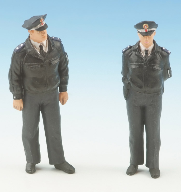 Preiser Polizisten stehend, blaue